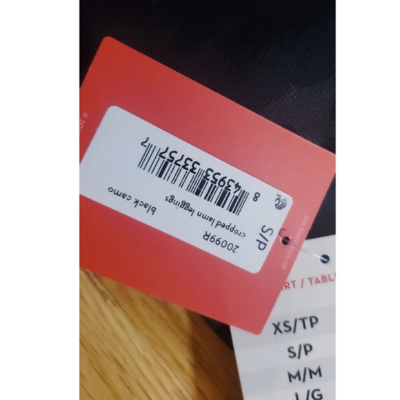 New Spanx Look at Me Now Seamless Cropped Leggings Size Small Black Camo - Picture 15 of 16